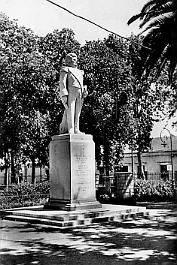 Duperre-StatueAmiralDuperre