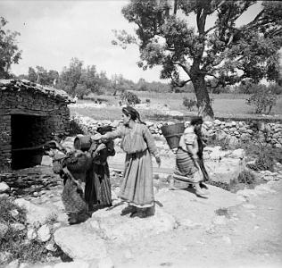 Femmes-Kabyles-1950-Fontaine-01